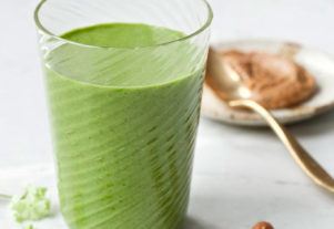 SMOOTHIE VERT AUX AMANDES ET NOIX DE COCO