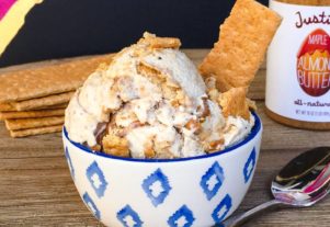 CRÈME GLACÉE AU GÂTEAU DE FROMAGE AU BEURRE D’AMANDE ET D’ÉRABLE (VÉGÉTALIEN)